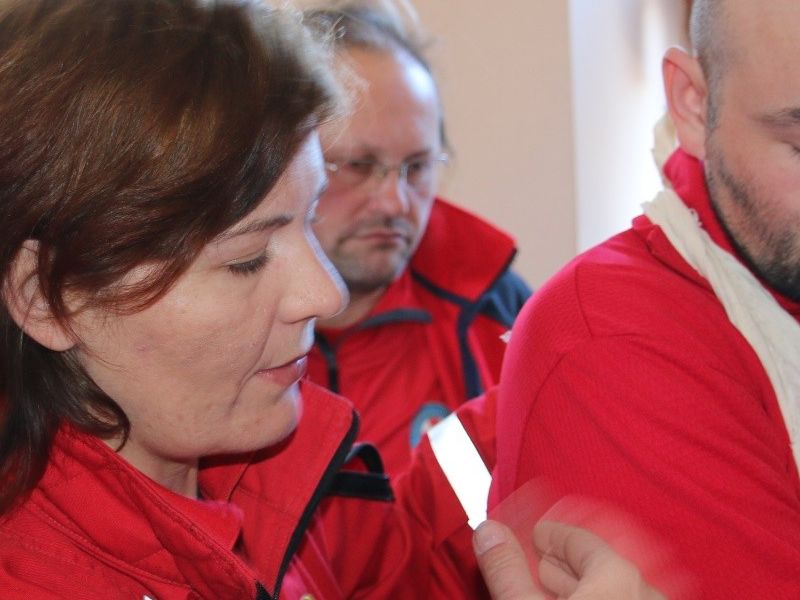 Vanja Čar pokazuje imobilizaciju u slučaju loma podlaktice