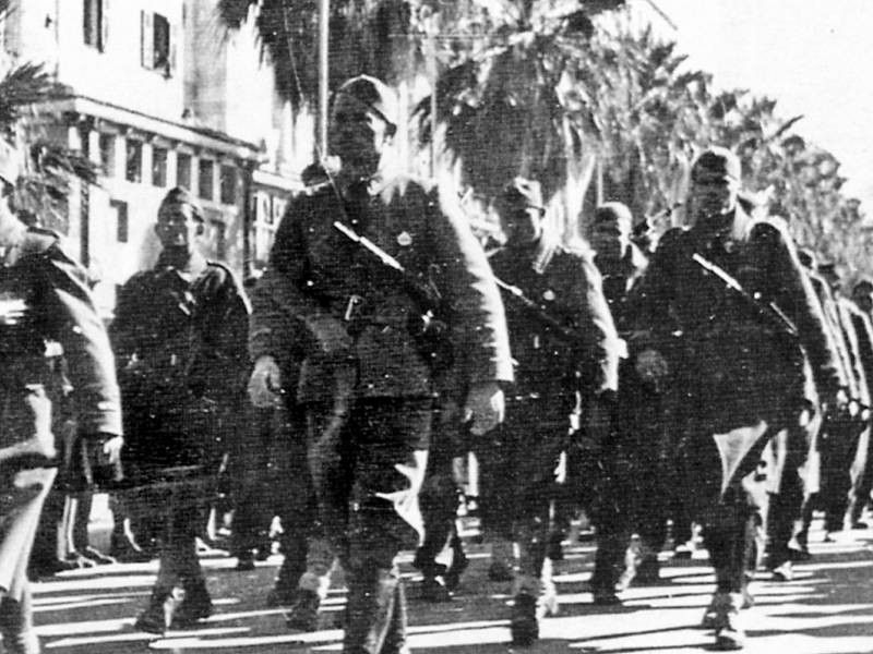 pripadnici NOP-a u paradi na splitskoj rivi