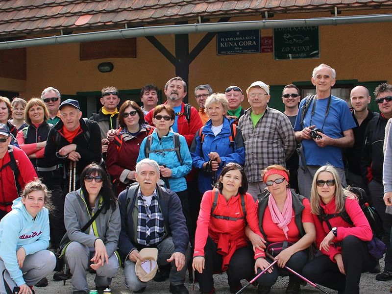 ispred planinarske kuće Kuna Gora