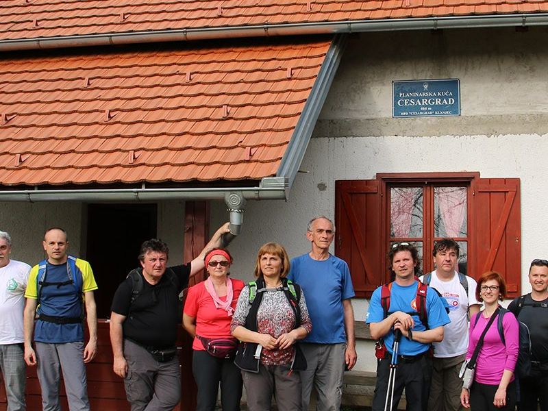 ispred planinarske kuće Cesargrad