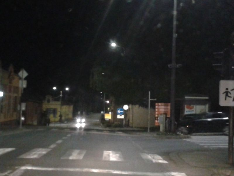 semafor na križanju Starčevićeve i Ujevićeve u Lipiku, oko 20 sati uvečer
