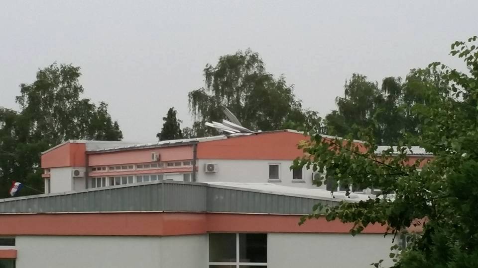 oštećeni krov na školskoj zgradi u Lipiku