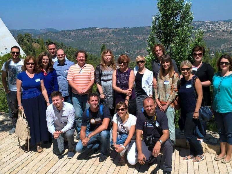 svi sudionicu seminara s veleposlanicom RH u Tel Avivu, Tinom Krce, i gospođom Chavom Baruc, domaćinom iz centra Yad Vashem