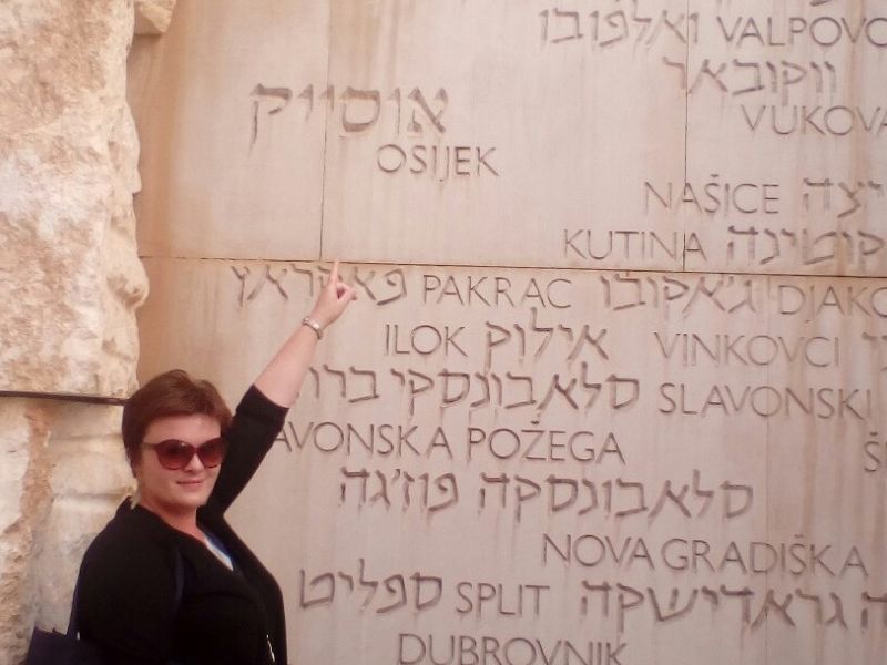 Danijela Marijanović ispred ploče u Dolini zajednica u Yad Vashemu gdje su uklesani nazivi Pakraca i Daruvara