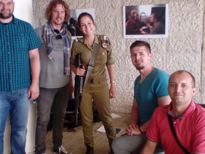 fotografija s kadetkinjom u uniformi izraelske vojske koja polazi obaveznu vojnu obuku 