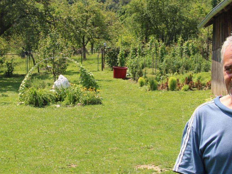 Čedomir Mandić, rođen u Gornjem Čagliću, živi s obitelji u Zagrebu, ali često dolazi na obiteljsko imanje u rodno mjesto