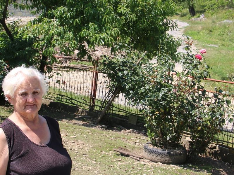 Jelena Čutić iz Kovačevca i danas pije samo vodu sa Šeatovića bunara udaljenog dvadesetak metara od njezine kuće