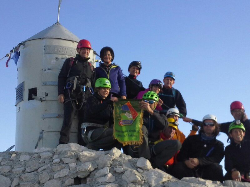 12 planinara na vrhu, Triglav (2864 m) je pokriven signalom mobilnih mreža, ni roaming ne može zaustaviti primanje i uspostavljanje poziva