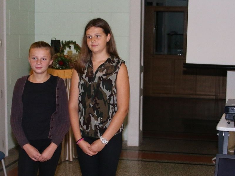 učiteljica hrvatskog jezika Marija Mrkojević i učenice iz filmske družine OŠ Dobriše Cesarića iz Požege