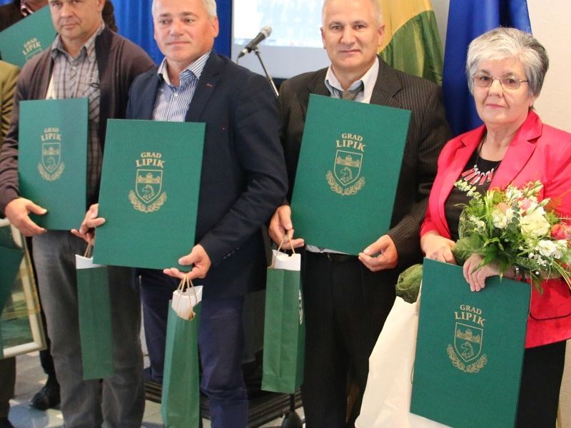 S lijeva; gradonačelnik Vinko Kasana, Zlatko Matijašević, Aleksandar Terer, Danijel Rajković, Krunoslav Klaić, Siniša Papaik, Luz Kuzhnini, Nedjeljka Bišćanin, predsjednik vijeća Ivan Molnar.