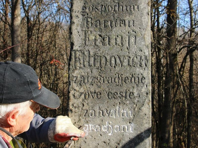 betonski obelisk prije obnove, 2014. godine