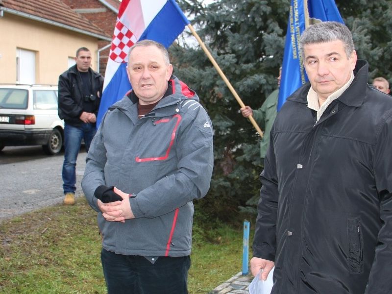 Stipo Hodak i Dario Marošević ispred spomen obilježja u Šeovici