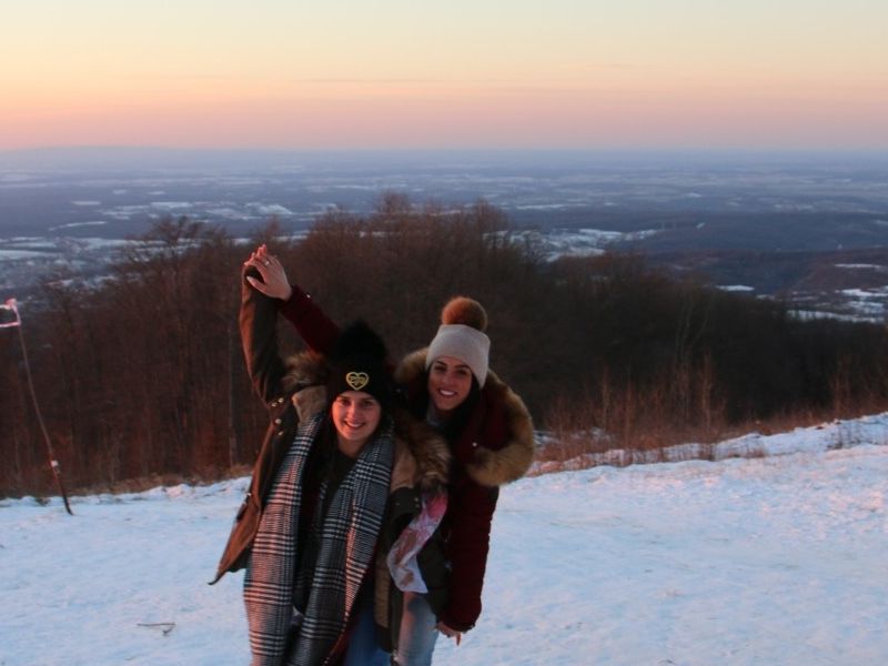 izletnici iz Kutine izveli prijateljicu iz Rijeke do planinarskog doma Omanovac