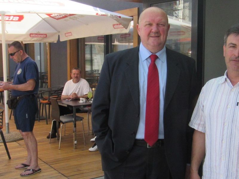 general pukovnik Marijan Mareković s Josipom Huškom-Gonzom ispred Doma hrvatskih veterana 