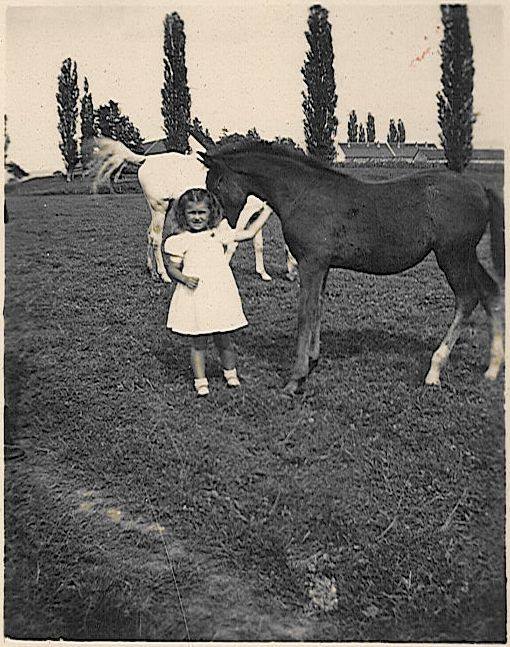 Marija Ljevaković, rođ. Kirinec, kao djevojčica na lipičkoj ergeli(izvor fotografije: FB profil Državna ergela Lipik)