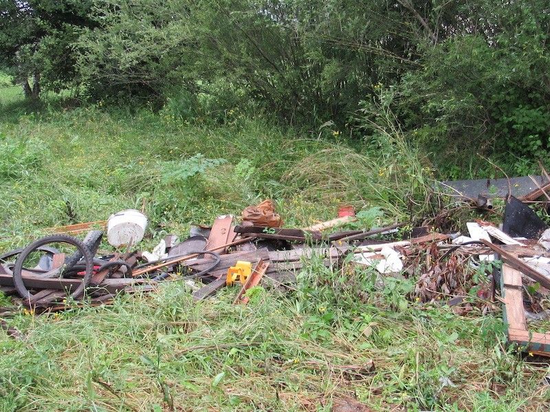 Foto: nepropisno odbačen otpad u blizini nogometnog igrališta