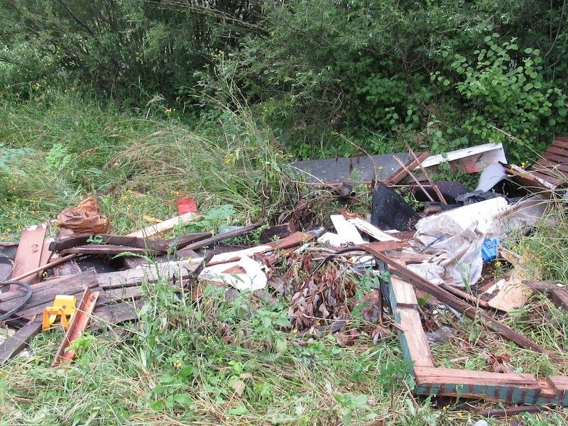 Foto: nepropisno odbačen otpad u blizini nogometnog igrališta