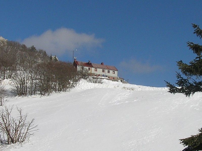 Pred planinarskim domom Zavižan