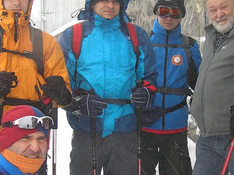 Ispred doma s domarom Antom Vukušićem