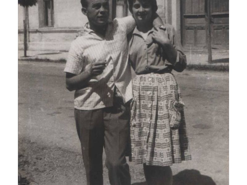 Stjepan Godić sa suprugom ispred Činovničkog doma u Lipiku.