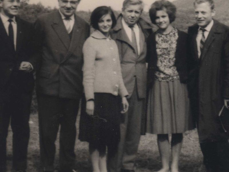 Sibinjske književne večeri na Sibinjskom brdu, rujan 1962.: Godić je drugi s lijeva, a do njega je Dragutin Tadijanović, točno u sredini je Branko Ćopić, a drugi po redu s desne strane je Valentin Benošić 