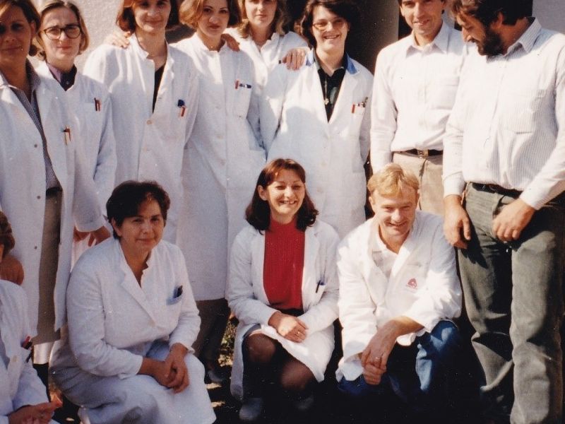 Fotografija: Djelatnice laboratorija OŽB Pakrac – snimljeno poslije rata prigodom opremanja laboratorija novom opremom. Slijeva prvi red: Ankica Vondrak, Đurđica Vicković, Mara Veber, Ranka Uzur. Drugi red - stoje: Vesna Cišper, Ljerka Milekić, Goranka Garača, Patricija Bahnik, Melanija Huška i Mirela Olenik.  