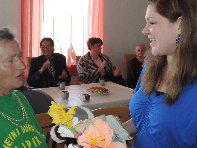 Zlata Kranjčić predaje poklon Nataliji Borčicki