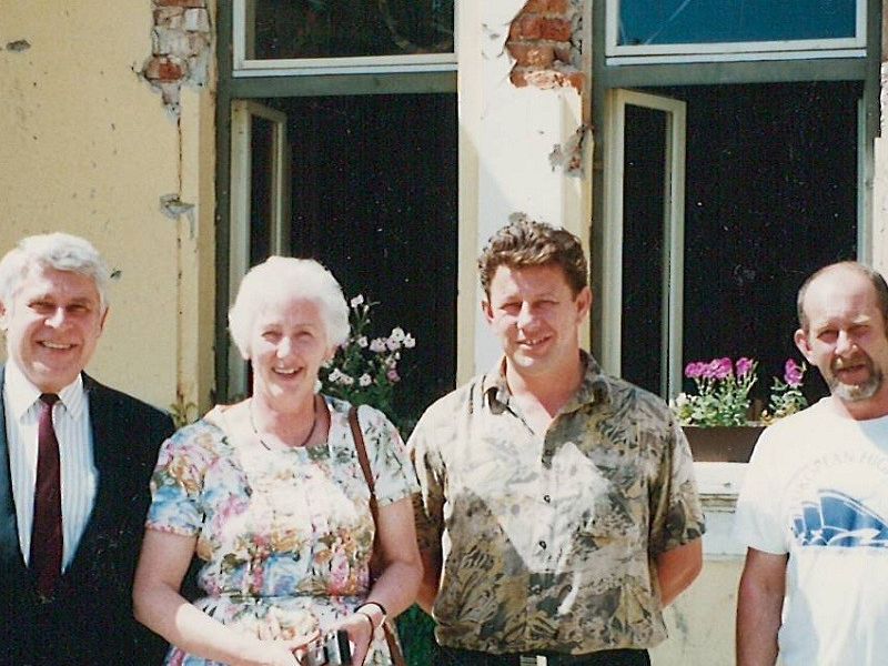 ispred Kamenih kupki s veleposlanikom UK i njegovom suprugom te Marinom Zanettijem