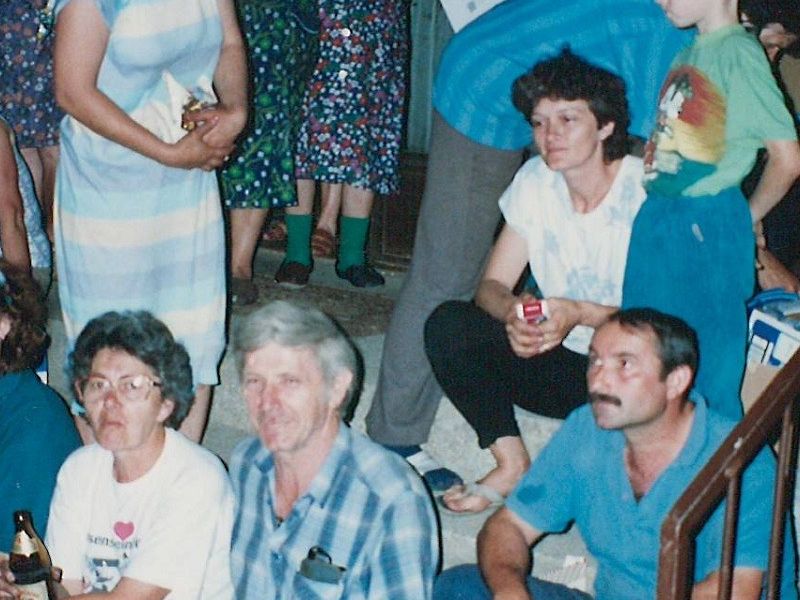 Lipičani ispred marketa u Vukovarskoj aveniji na Elderovoj fotografiji, dječak je Antun Žunčić