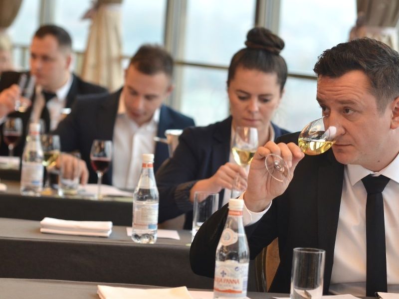https://sommelier.hr/