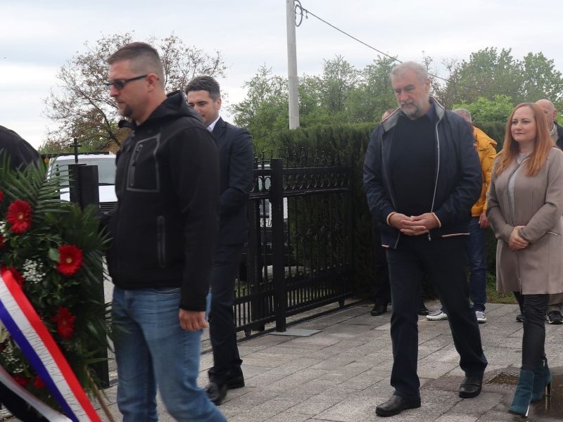 Vijenac su u ime predstavnika i kandidata koalicije Mosta, Domovinskog pokreta i nezavisnih Požeško-slavonske županije položili Željko Mance, sin poginulog hrvatskog branitelja i Marino Zanetti, načelnik Općine Lipik  (1993.- 1996.)