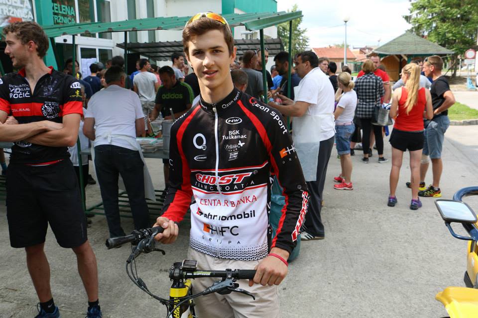 Matej Žgalin sa slomljenim upravljačem