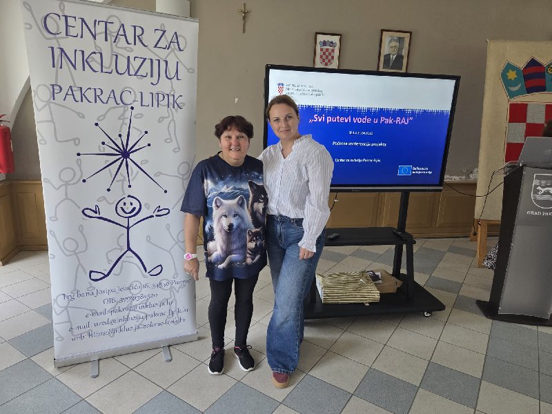Zehra, koja će u projektu raditi kao samozastupnica, te Jelena, voditeljica programa/projekata u udruzi / Foto: Centar za inkluziju Pakrac - Lipik