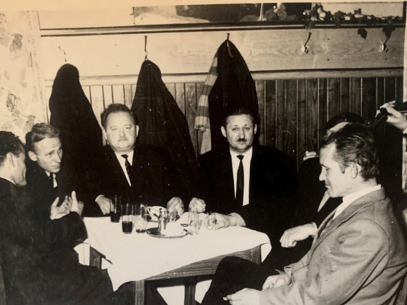 S lijeva – Milan Prodanović, predsjednik Skupštine općine Pakrac, Veno Kosanović Bijeli, nogometaš NK Papuka Pakrac, Ljubiša Rakić, obrtnik - vagar, Slavko Vadjon, poštanski službenik, Ivan Svjetličić Iveta, jedan od najboljih igrača NK Hajduk Pakrac svih vremena postojanja kluba. Uglavnom su to članovi uprave, odnosno nogometaši u to vrijeme. Snimljeno 1961. godine za vrijeme zabave NK Hajduka Pakrac u velikoj sali Hotela Krndija u Pakracu. Fotografiju ustupio Lujo Vadjon iz Zagreba.