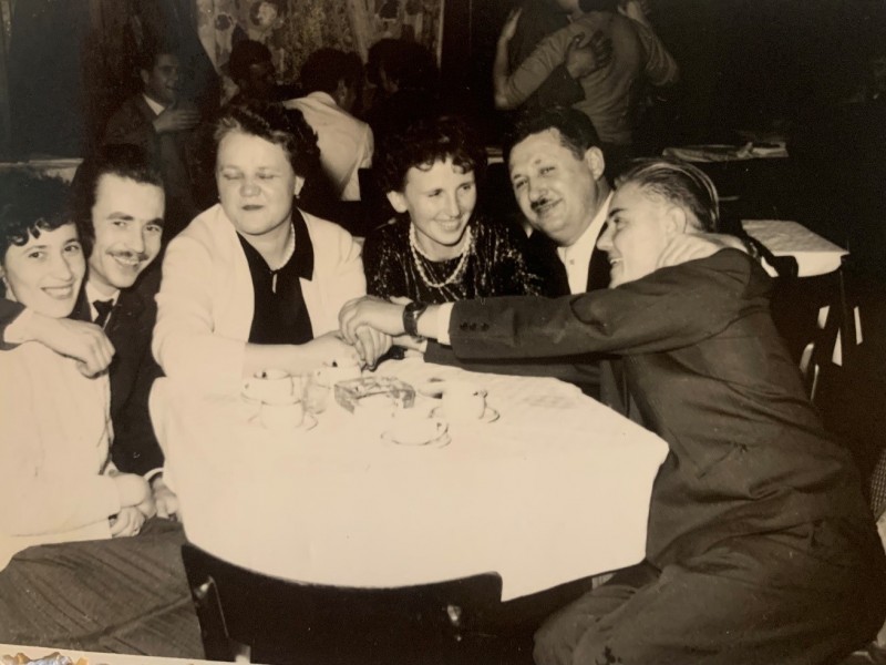 S lijeva: Anđelka Krejči, Franjo Krejči, Olga Vadjon, Marija Prochaska, Slavko Vadjon i Božo Prochaska.  Snimljeno 31. 12. 1962. godine u Hotelu Krndija za vrijeme dočeka Nove godine. Fotografiju ustupio Ljudevit Vadjon iz Zagreba.
