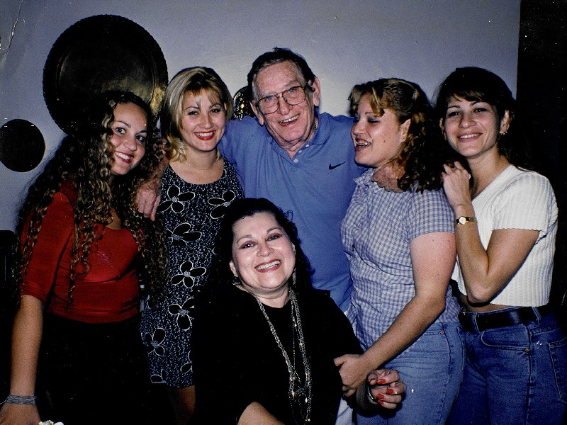 Hinko Braun s kćerima Marlene, Shirley i Allyson Mitzi (tim redom) te spurugom Gianninom (naprijed)