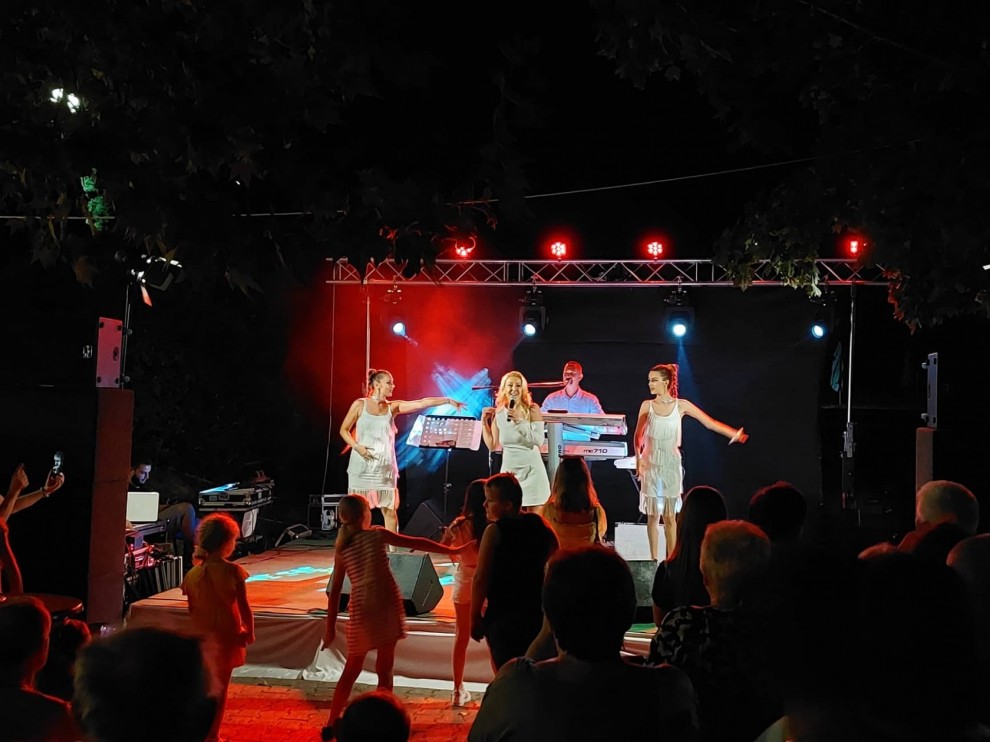 Cecilija je raspjevala i rasplesala publiku na lipičkim bazenima / Compas.hr