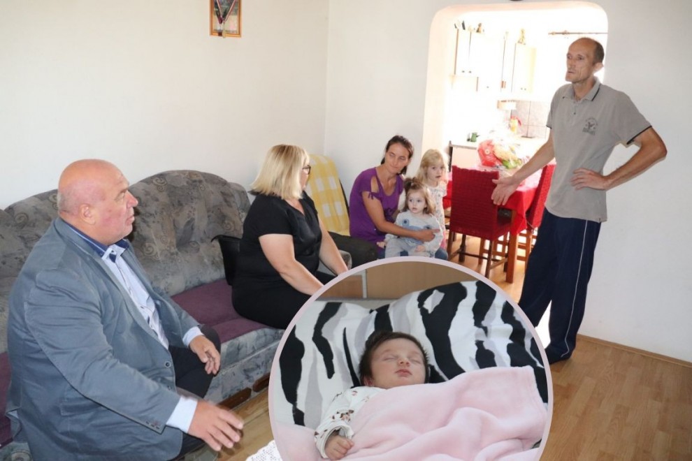Obitelji Grgić uručena financijska pomoć od Grada Lipika i prijatelja iz Austrije za njihovo osmo dijete  / Compas.hr (*fotografija je objavljena uz odobrenje roditelja)