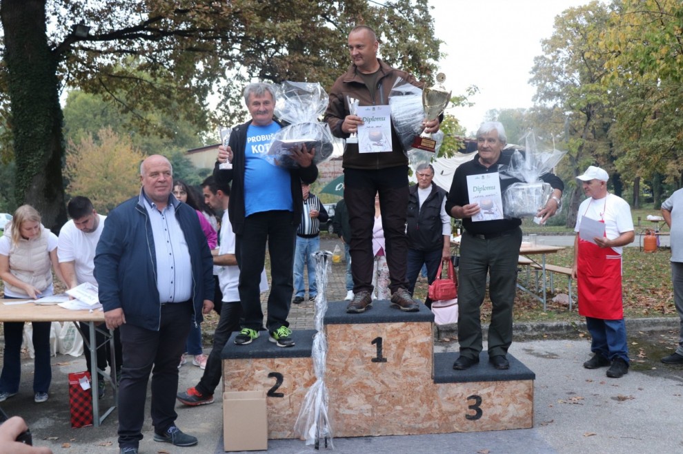 Pobjedničkim ekipama priznanja i nagrade uručio je gradonačelnik Lipika Vinko Kasana / Compas.hr