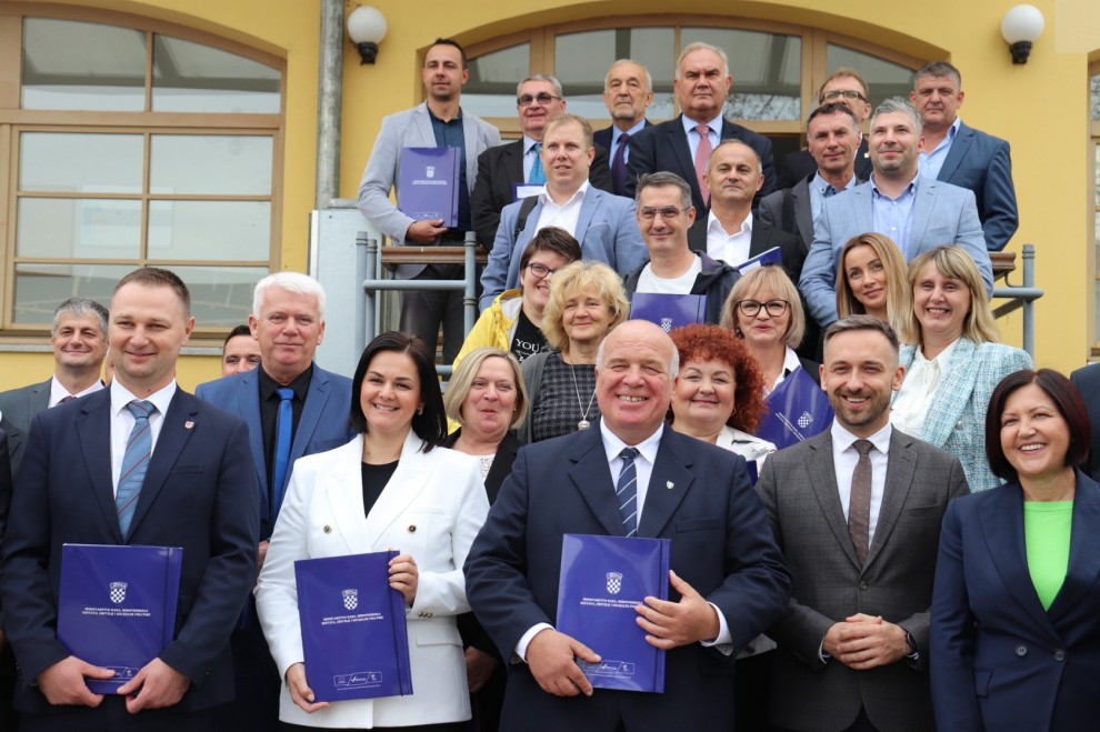 Ministar Piletić u Lipiku uručio 36 ugovora vrijednih više od 40 milijuna kuna za program Zaželi / Compas.hr