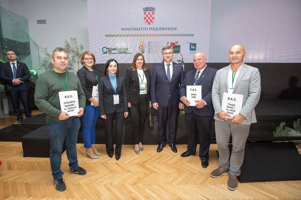 U nazočnosti premijera Plenkovića i ministrice Vučković, gradonačelniku Vinku Kasani svečano je uručen ugovor vrijedan 7,5 milijuna kuna za financiranje izgradnje i opremanja novog dječjeg vrtića iz natječaja za operaciju 7.4.1. za ulaganja iz Sektora dječjih vrtića Programa ruralnog razvoja