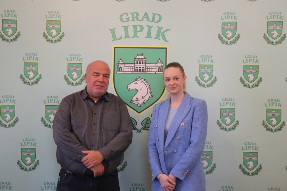 Gradonačelnik Lipika Vinko Kasana i Teodora Pritula, studentica 1. godine diplomskog studija poslovne ekonomije Ekonomskog fakulteta Sveučilišta u Osijeku / Compas.hr