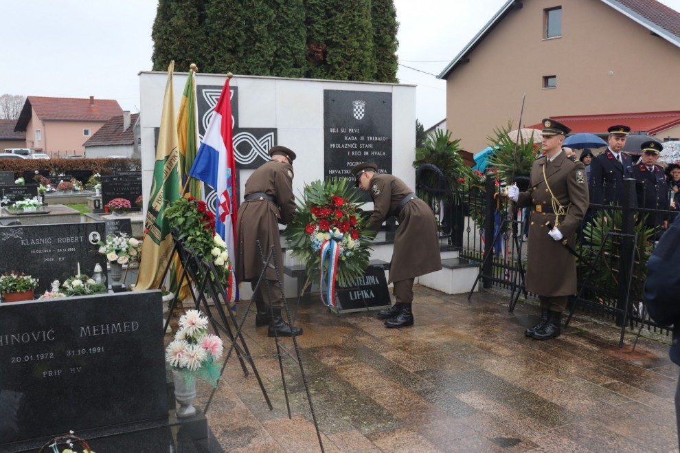 Spomen obilježje hrvatskim braniteljima na groblju u Lipiku / Compas.hr