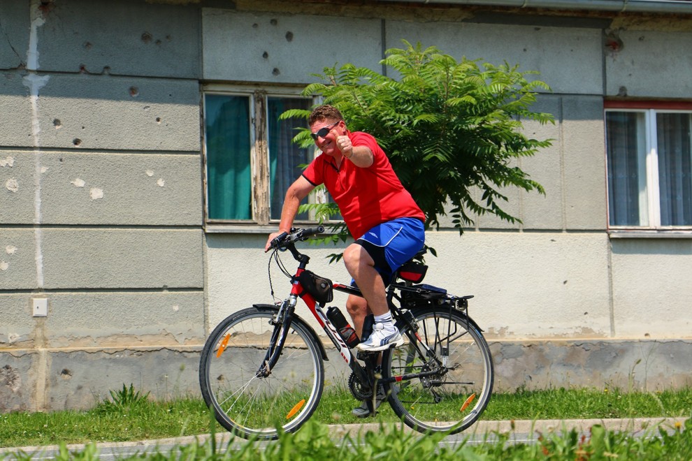 Biciklist vozi desnom stranom po Ulici Matije Gupca u Pakracu