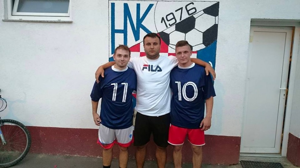 Trener Dobrovca Marijan Gurdon s pojačanjima, Šimunom Krenekom i Markom Zecom (izvor: FB profil NK Dobrovac)