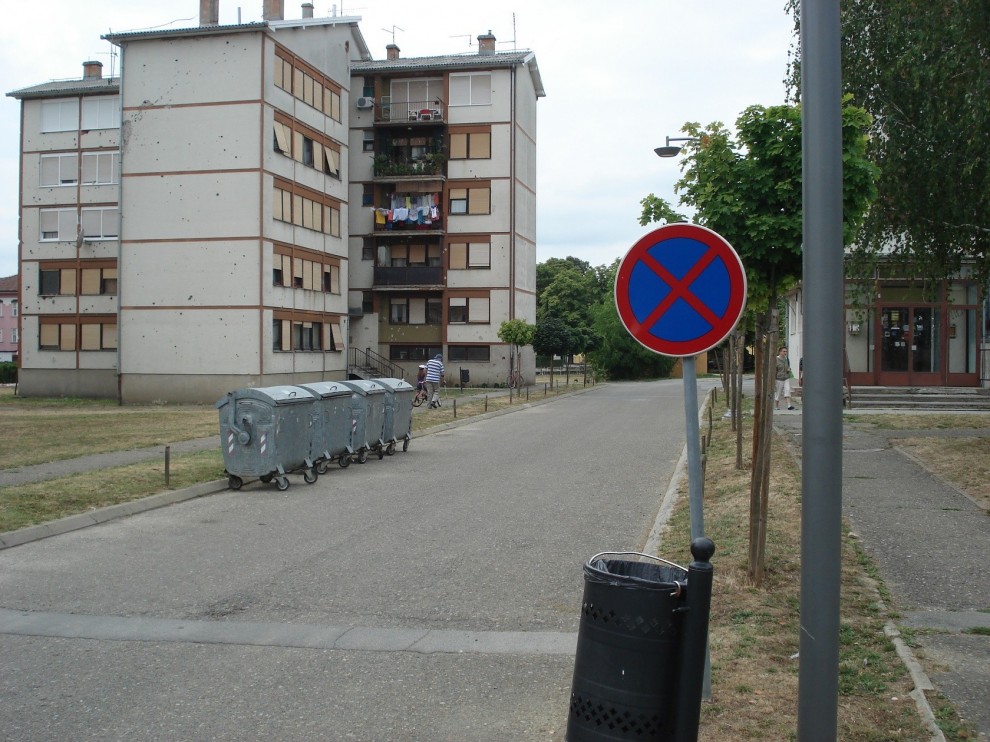 jasno uočljivi znak zabrane parkiranja i zaustavljanja na početku prilazne ceste zgradama