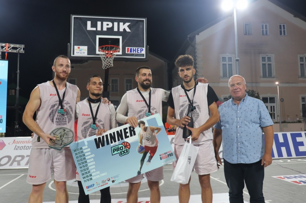 Pobjednik 3x3 PRO turnira je ekipa 3x3 Prnjavor, a nagradu im je uručio gradonačelnik Lipika / Compas.hr