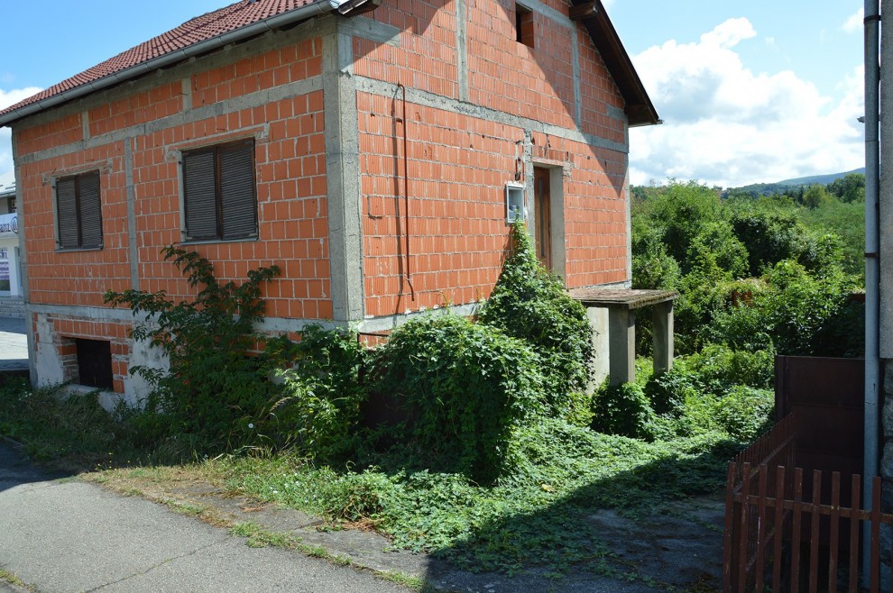 zapušteno dvorište u Ulici Matije Gupca u Pakracu idealno je utočište za lisice u naseljima