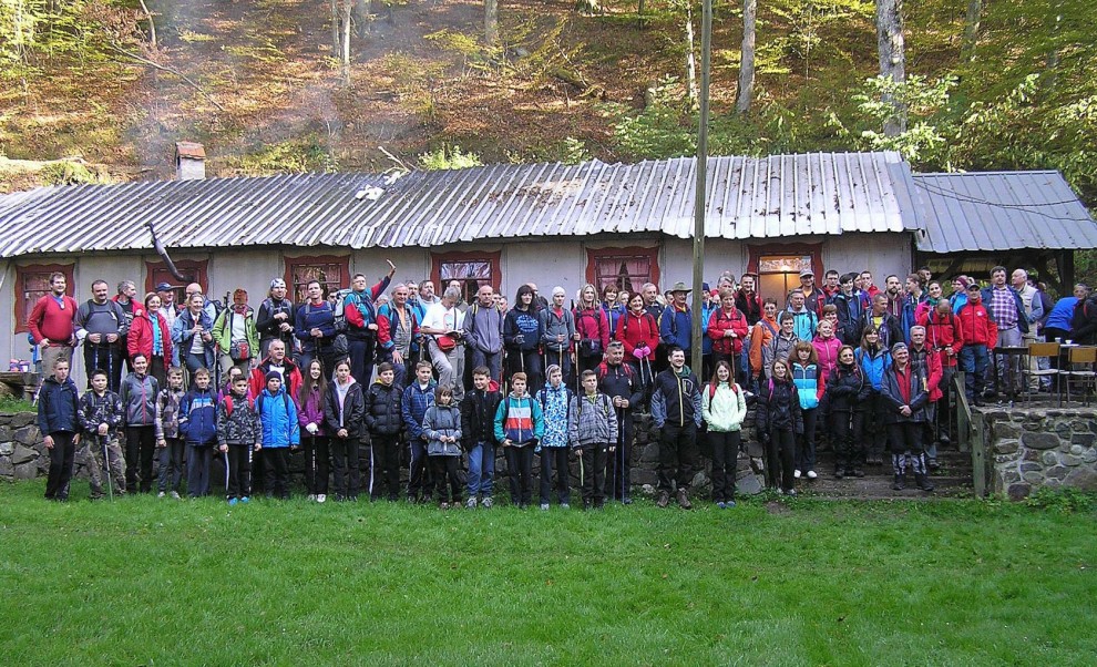 Ispred planinarskog doma na Strmcu.