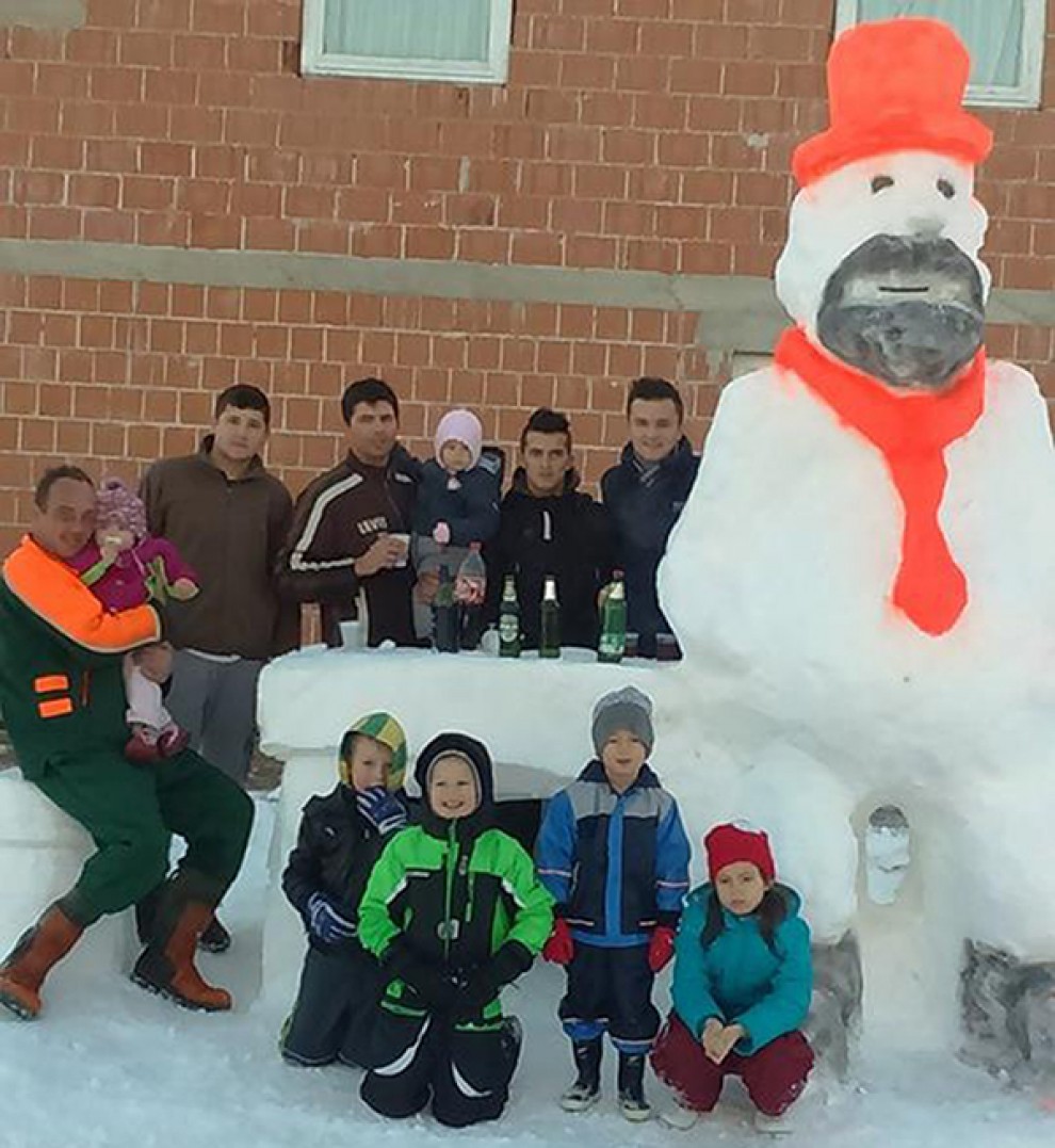 Djed Božićnjak odmara se na klupi u Dakić sokaku
